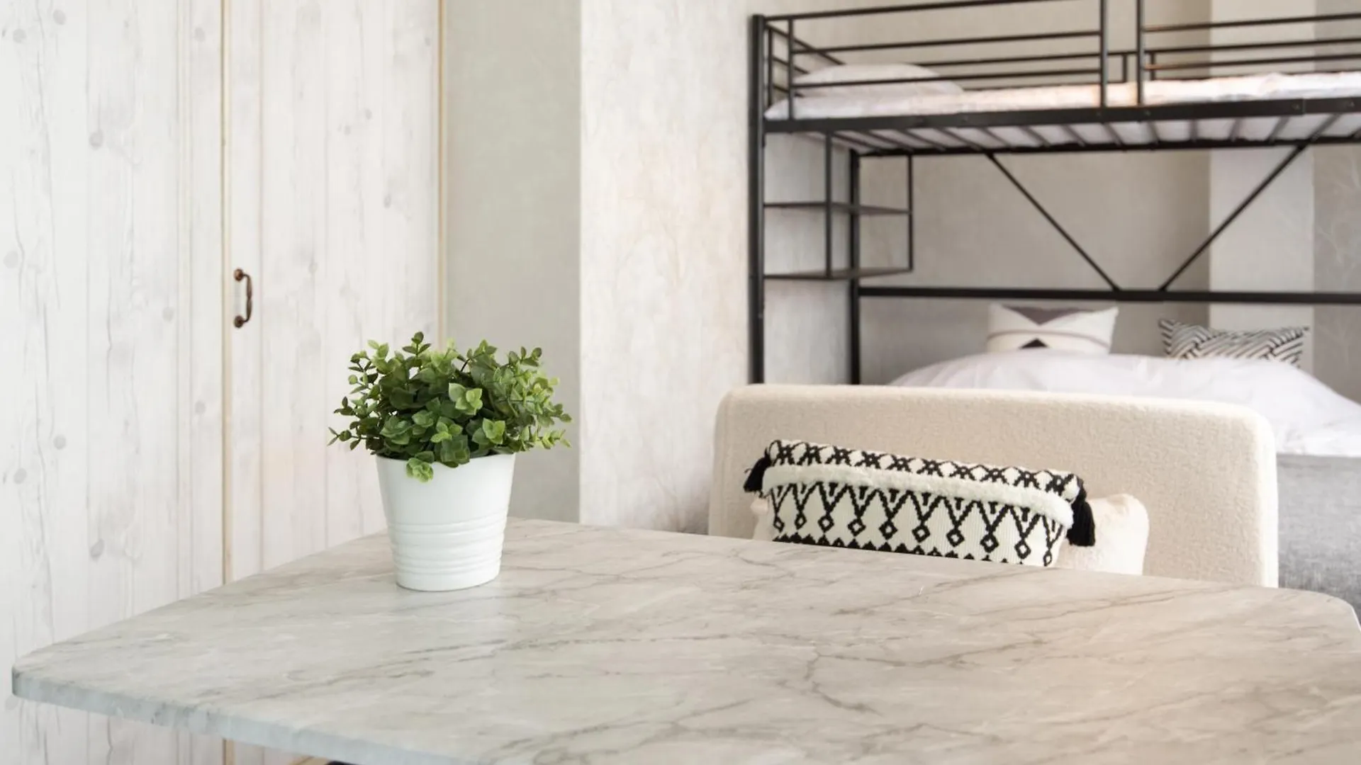 Beau Charme Apartman Oszaka 0*,  Japán
